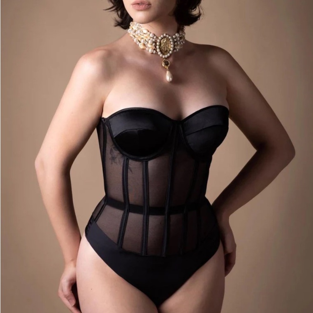 Elegant Black Strapless Shapewear Corset